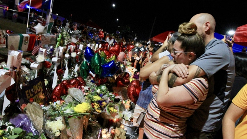Cher lamenta muerte de latinos en tiroteo de El Paso