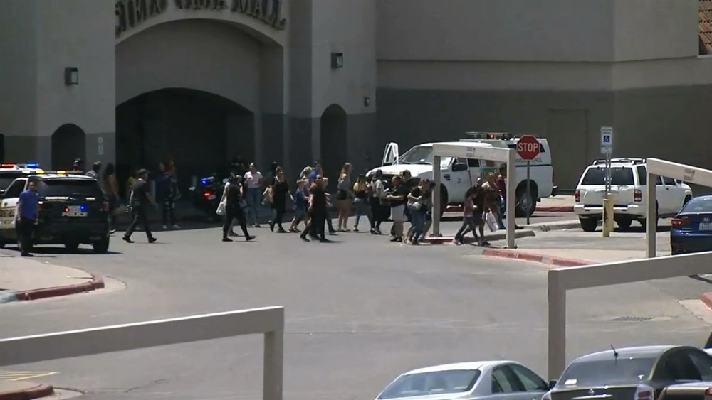 Embajada de EE.UU. iza bandera a media asta por masacre en El Paso