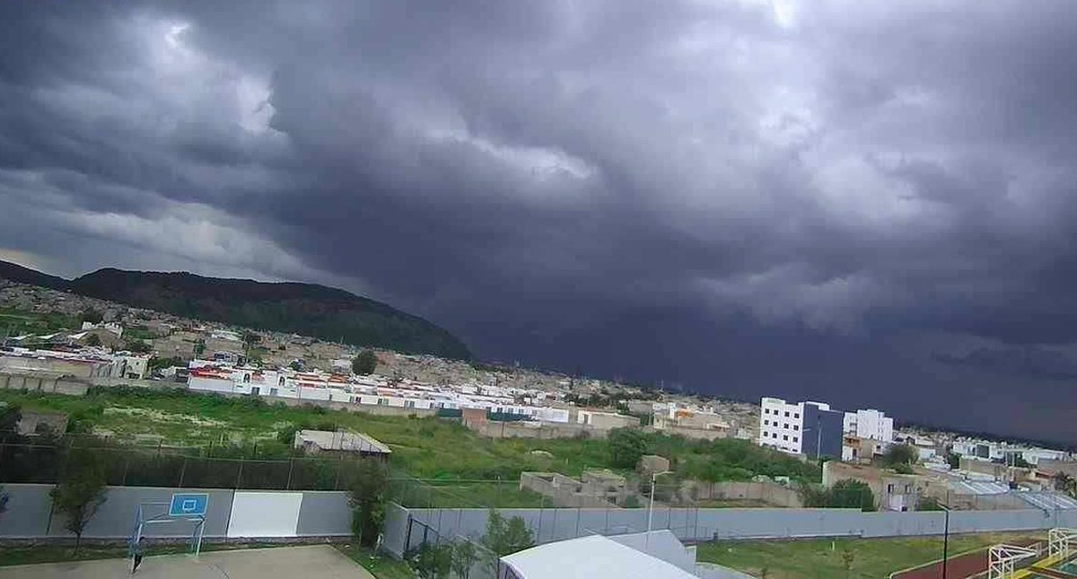 Tormenta deja inundaciones y árboles caídos en zona metropolitana de Guadalajara