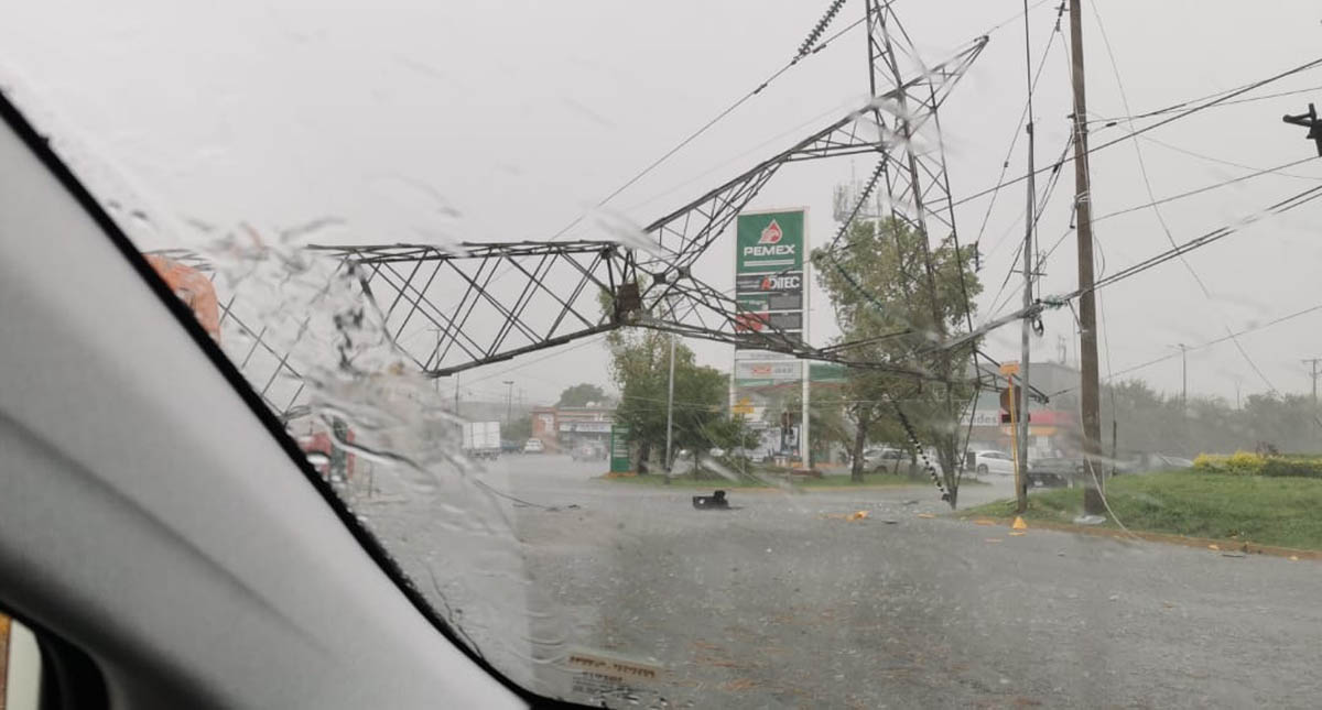 Tromba colapsa torre de alta tensión en Escobedo, Nuevo León