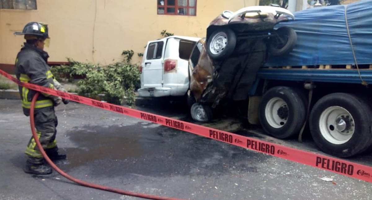Tráiler se queda sin frenos e impacta cinco vehículos en Álvaro Obregón - trailer-alvaro-obregon-accidente-choque-2