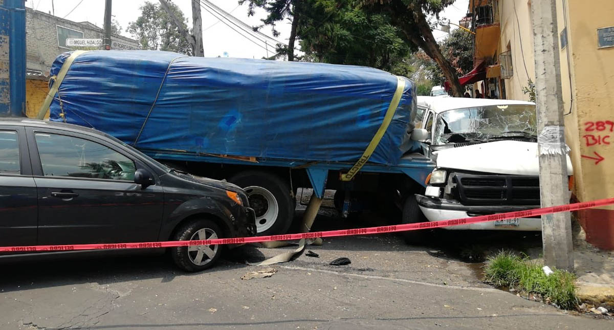 Tráiler se queda sin frenos e impacta cinco vehículos en Álvaro Obregón