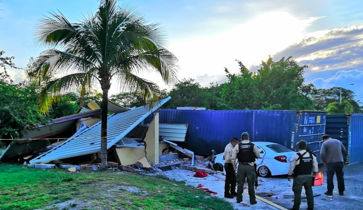 Tráiler se queda sin frenos y choca en caseta de la Xalapa-Veracruz