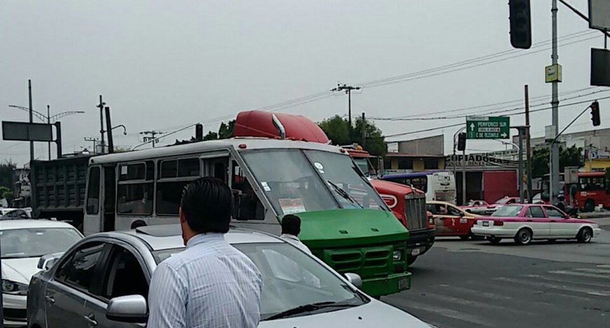 Tráiler choca contra estación del Metrobús CCH Oriente