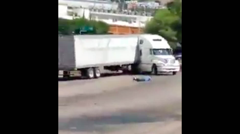 #Video Tráiler sin chofer impacta vehículos estacionados en Sonora