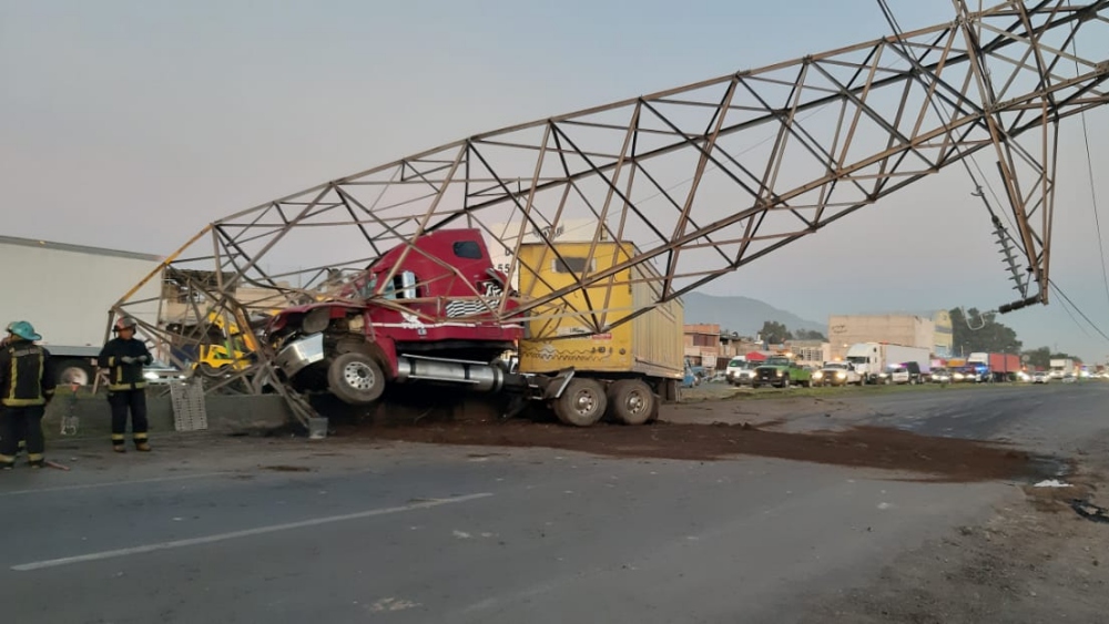Tráiler derriba torre de luz en la carretera Lechería-Texcoco
