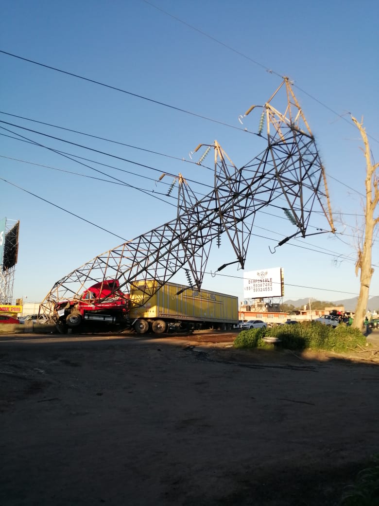 Tráiler derriba torre de luz en la carretera Lechería-Texcoco - trailer-poste-de-luz-texcoco1