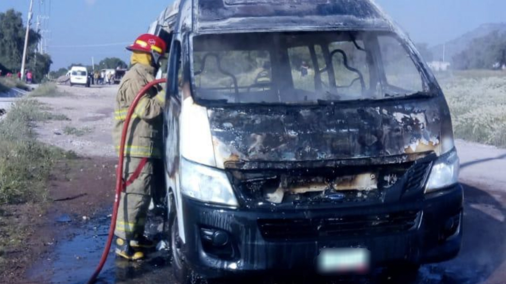 Hombres armados queman otra unidad de transporte en Edomex