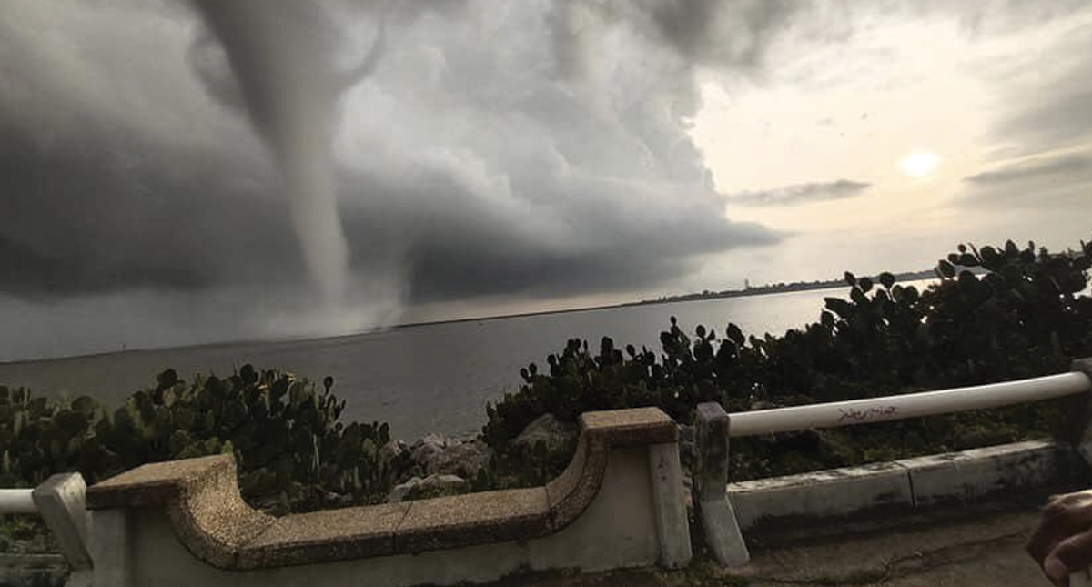 #Video Tromba marina afecta Coatzacoalcos