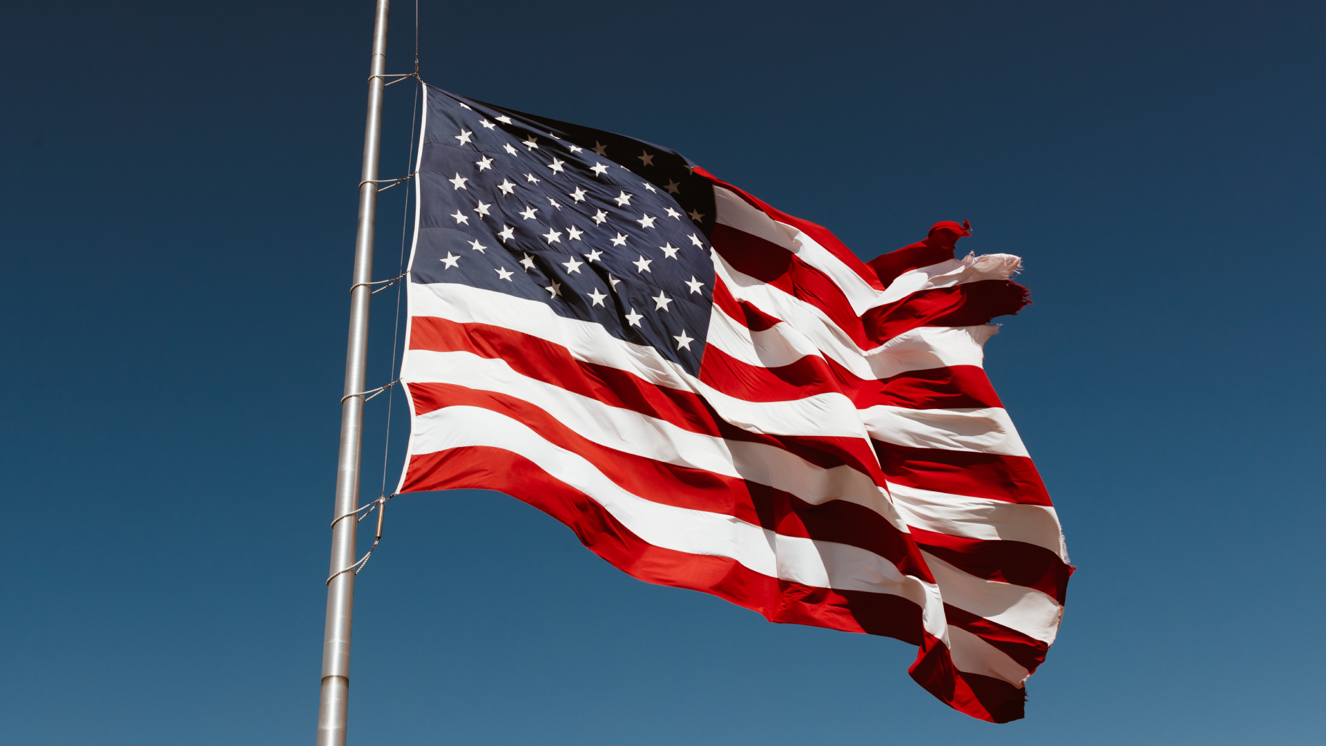 Trump ordena izar banderas a media asta por víctimas de tiroteos