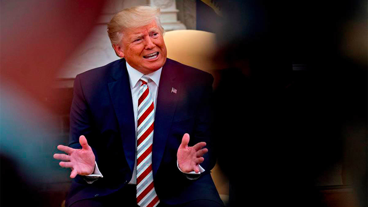 Trump analiza recortar impuestos a salarios por recesión