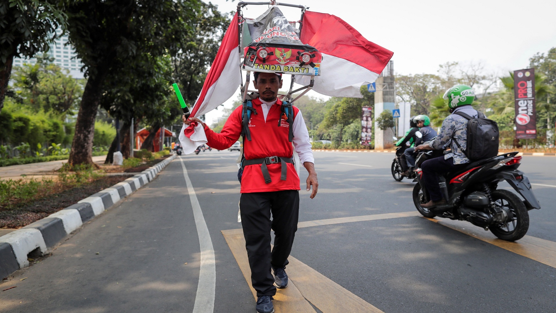 Indonesio camina casi 800 km para salvar un bosque