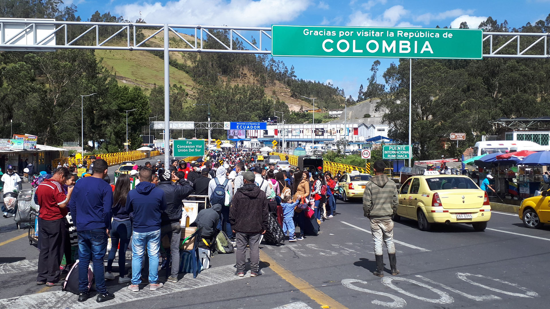 Miles de venezolanos abarrotan la frontera entre Colombia y Ecuador
