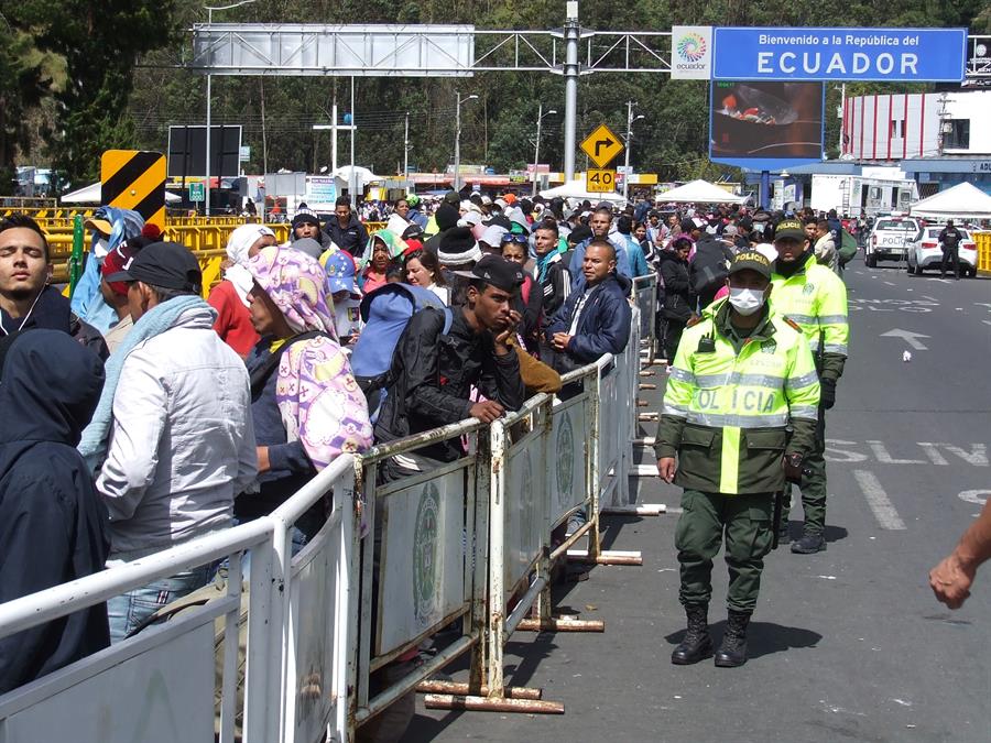 Miles de venezolanos abarrotan la frontera entre Colombia y Ecuador - venezolanos-frontera-entre-colombia-y-ecuador