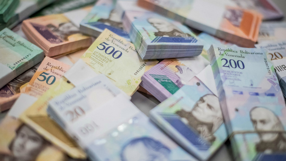 Moneda venezolana se deprecia un 52.07 por ciento frente al dólar en un mes