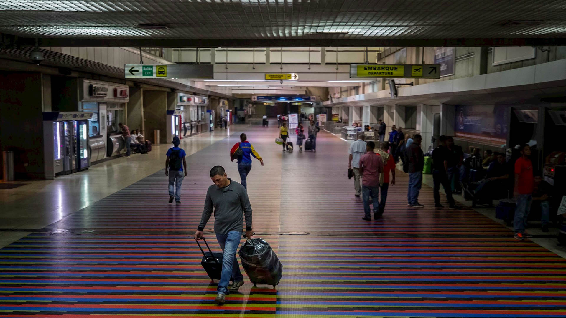 Maduro pide a venezolanos postergar viajes a EE.UU. por tiroteos Maduro pide a venezolanos postergar viajes a EE.UU. por tiroteos