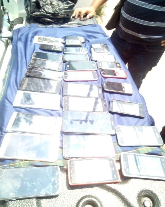 Cae chofer de transporte público por vender celulares robados en Ecatepec - venta-de-celulares-robados-en-tianguis-de-ecatepec