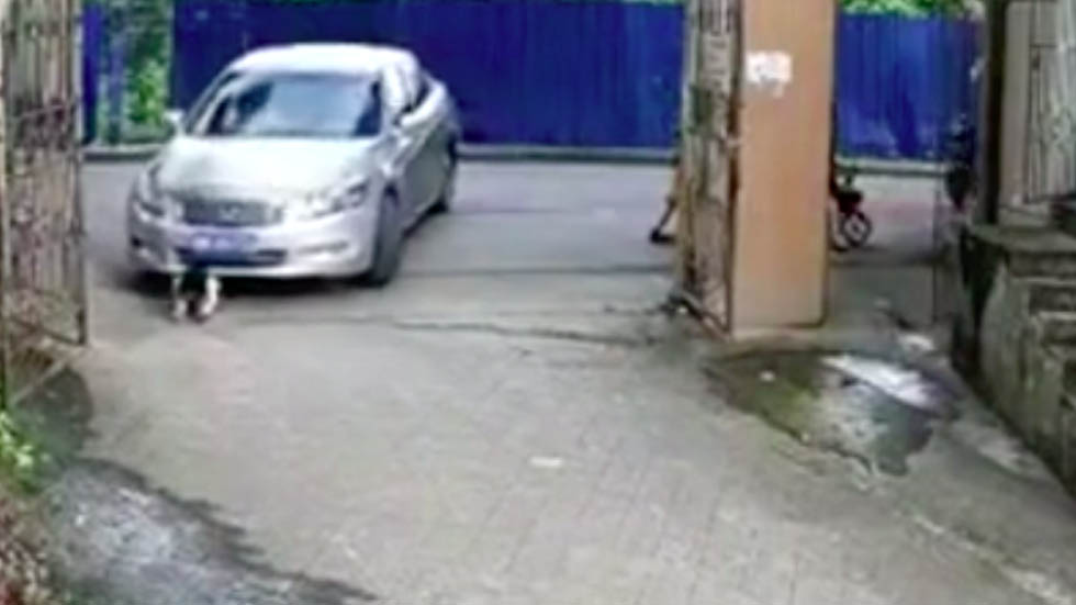 #Video Automóvil arrolla a niña de tres años en China