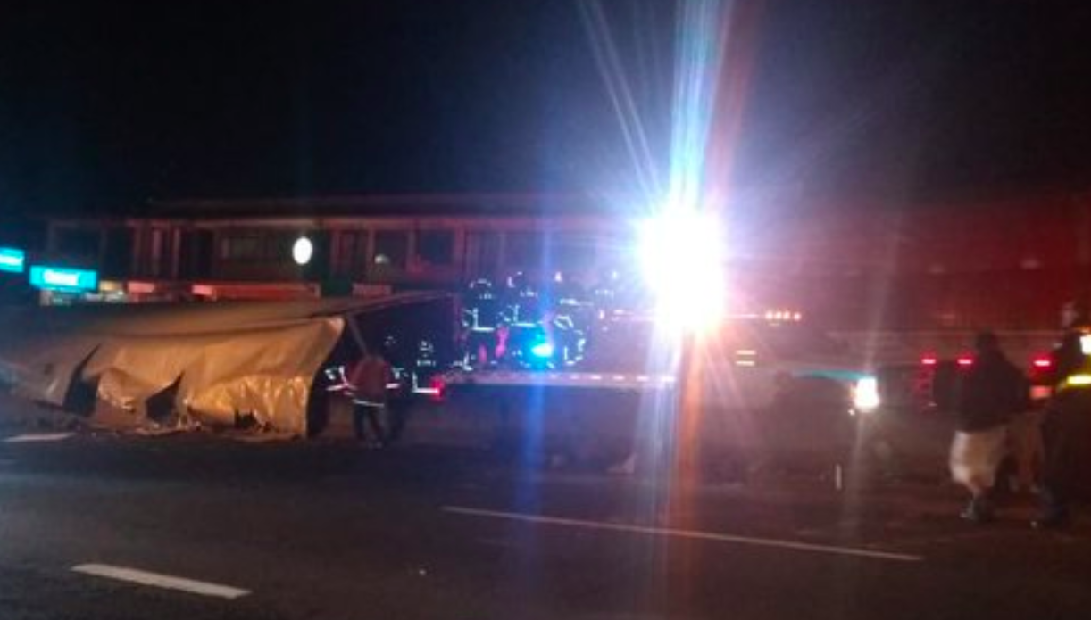 Evitan rapiña de tráiler cargado con chocolate que volcó en la México-Toluca