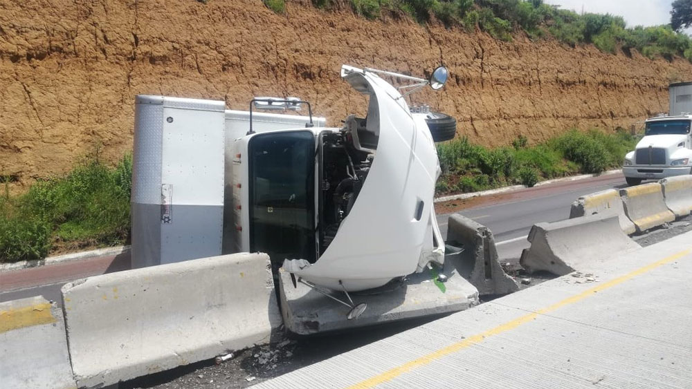 Vuelca camión en la Autopista Puebla-México