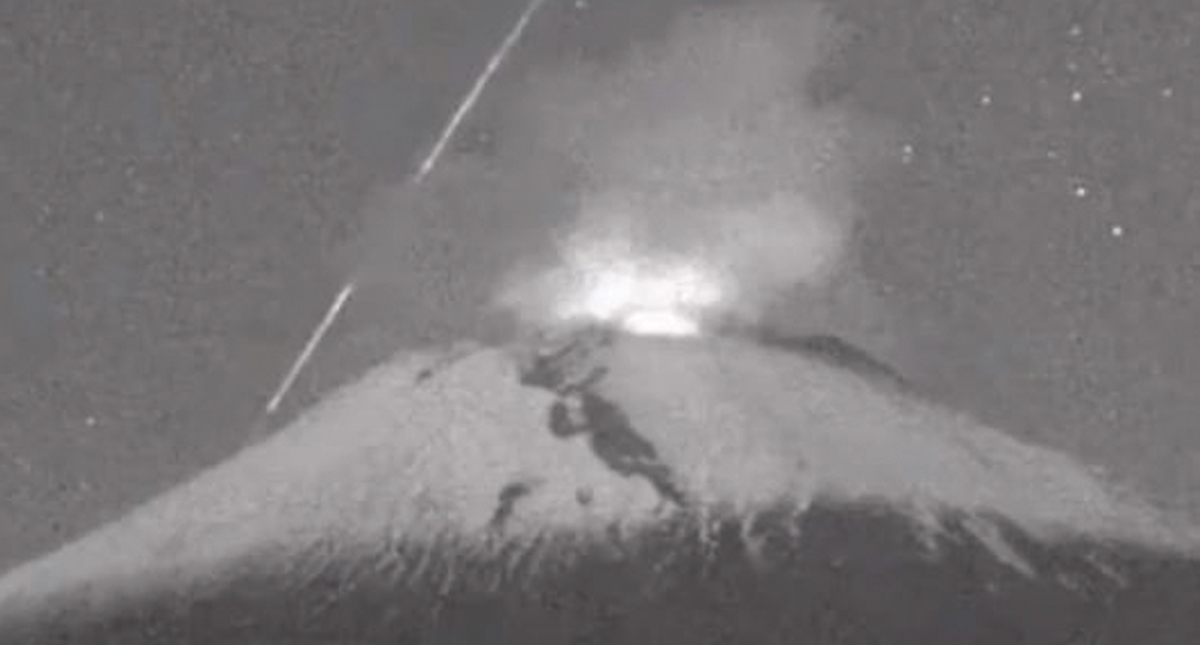 #Video Meteoro cae en inmediaciones del volcán Popocatépetl