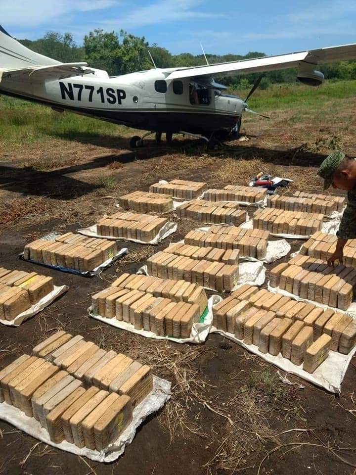 Aseguran avioneta con 450 kilos de cocaína en Pijijiapan, Chiapas.