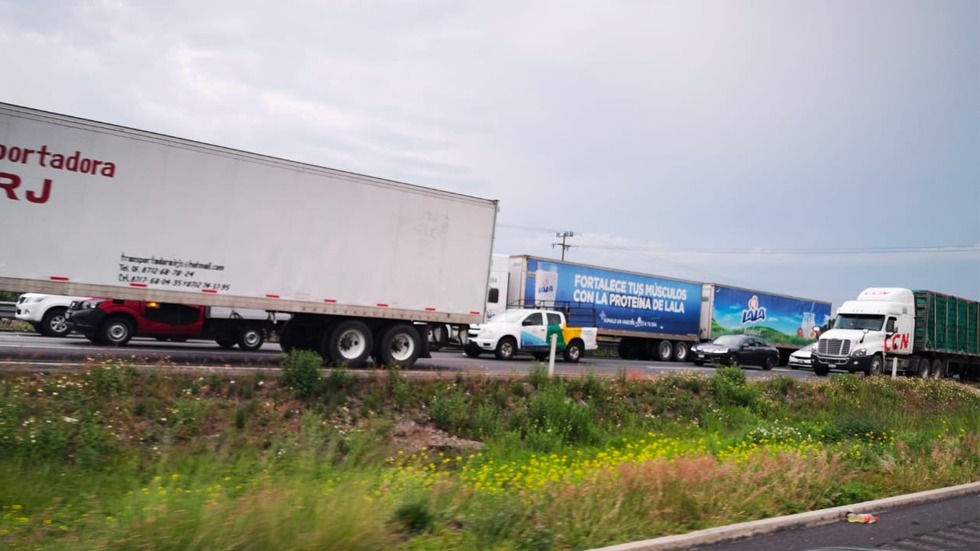 #Videos Cientos de personas continúan varadas en la autopista Qro-México