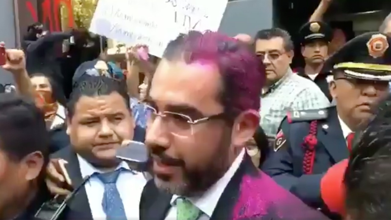 Lanzan diamantina al jefe de la Policía de la Ciudad de México