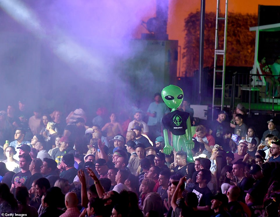 Miles de personas asisten al 'Alienstock' en el Área 51 - 18717044-7480385-image-a-46-1568987385739