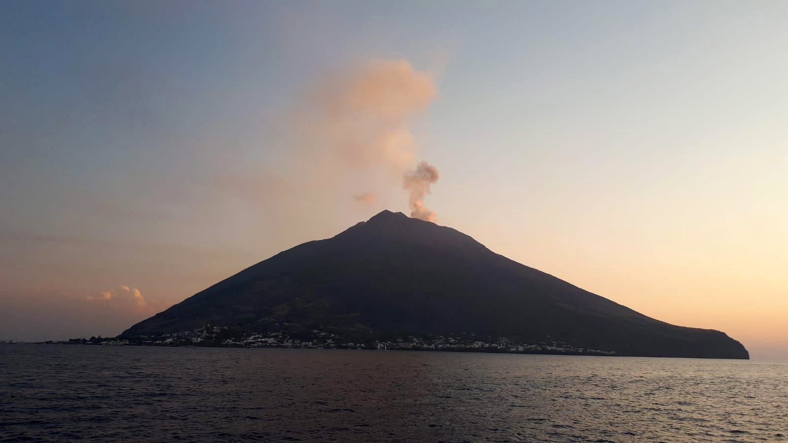 Volcán Stromboli, en Sicilia, Italia Volcán Stromboli, en Sicilia, Italia