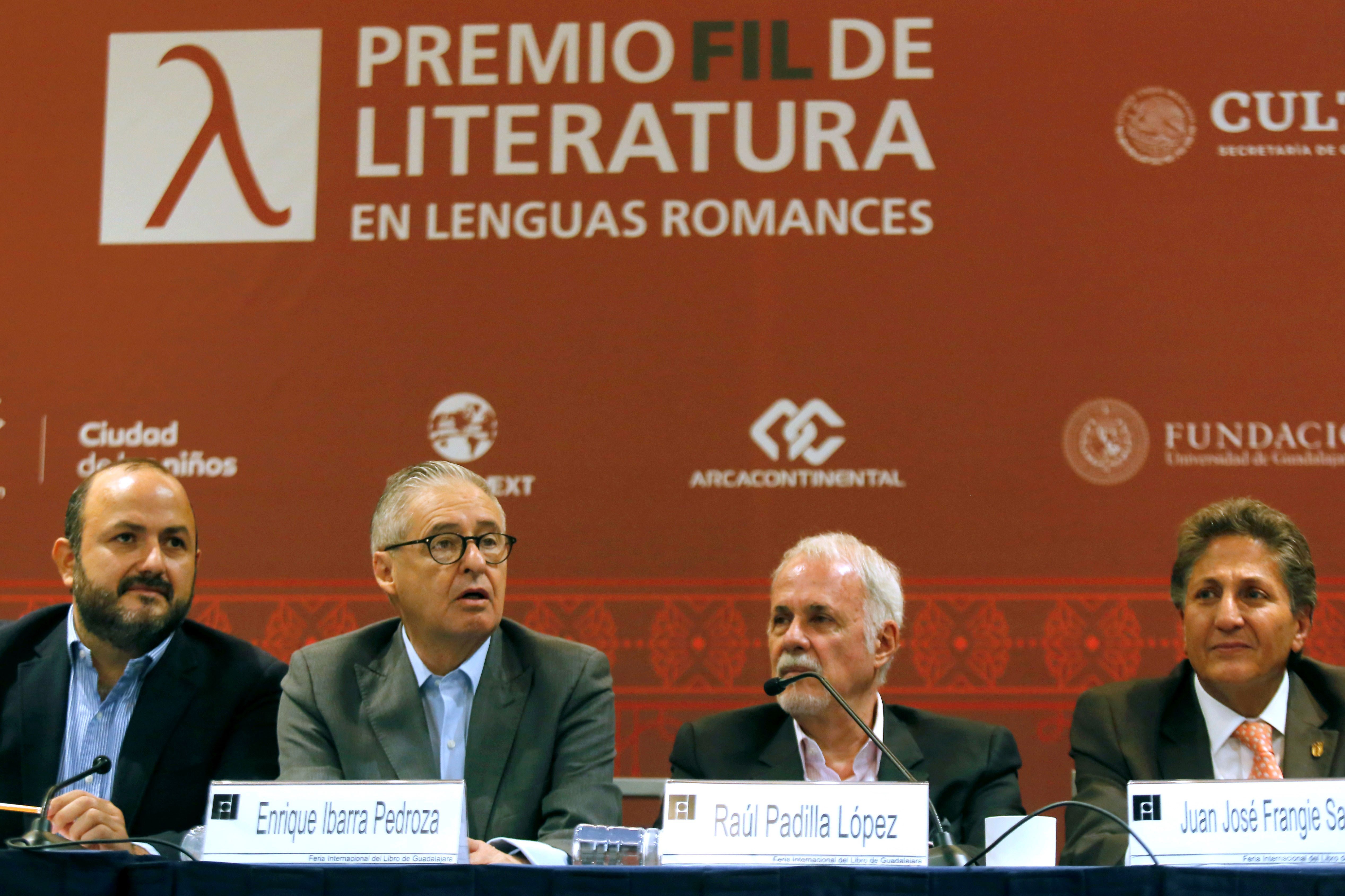 Reconocen con el premio FIL 2019 al poeta mexicano David Huerta 