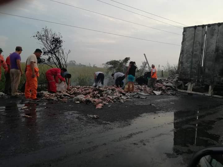 Conductores de tráileres mueren calcinados tras chocar en Tabasco - 8e2a7f61-c606-4e12-aa1d-41508436c8d3-1