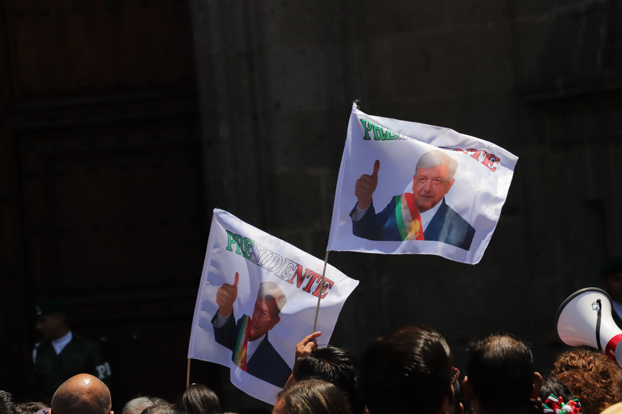 López Obrador resalta estabilidad del peso y de la Bolsa Mexicana