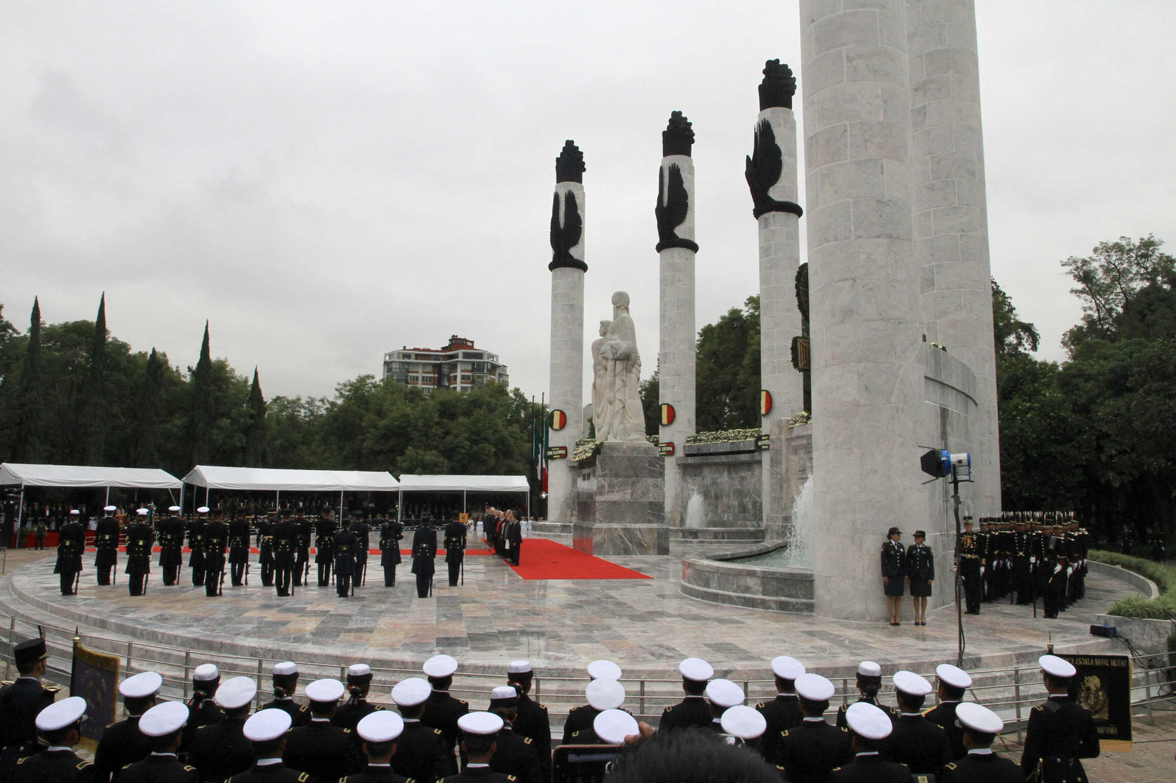 López Obrador monta guardia de honor en Monumento a los Niños Héroes - 90913015