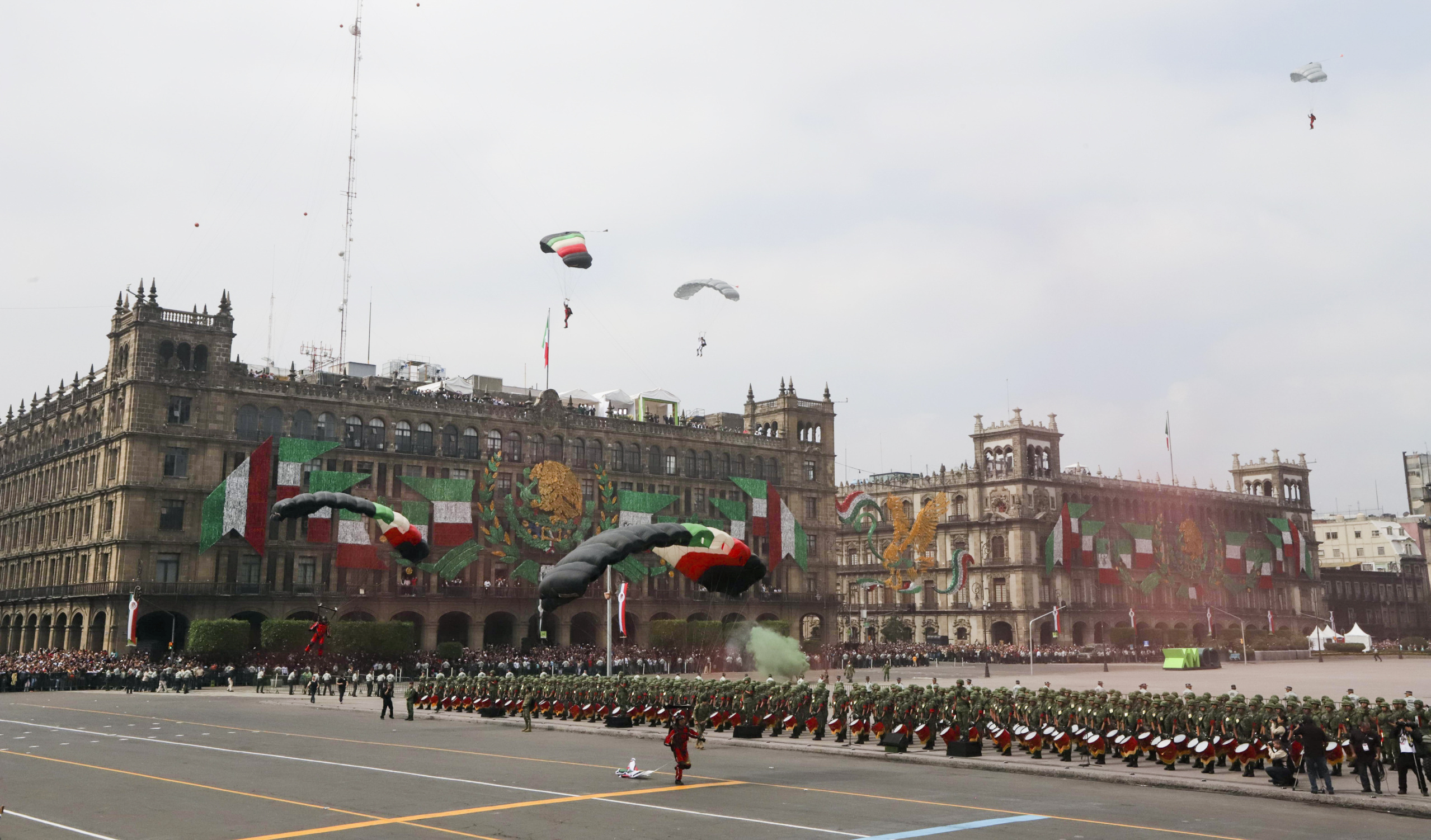 Paracaidista sufre accidente durante Desfile Militar