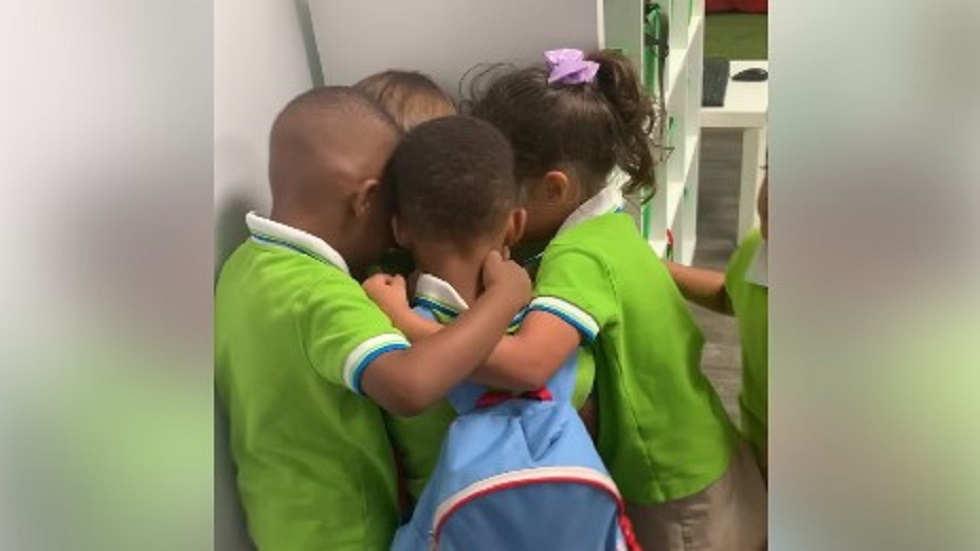 #Video Dan cálida bienvenida a niño que padeció embate de Dorian