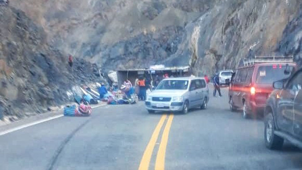 Volcadura de camión deja 18 muertos y 17 heridos en Bolivia - accidente-carretero-en-bolivia