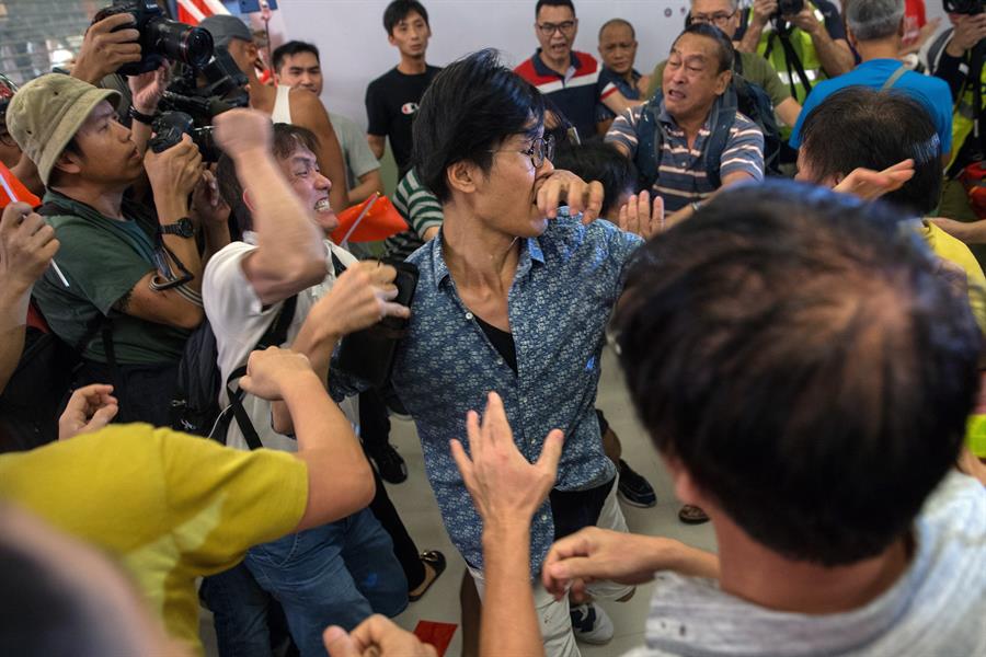 Enfrentamientos entre manifestantes en Hong Kong durante protestas - acded74bdc2f957cf4b1383c2b18baf7cbab0ff7w