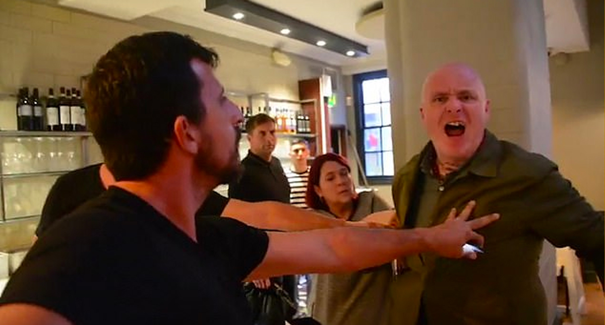 #Video Comensal golpea a activista vegana durante protesta en Inglaterra