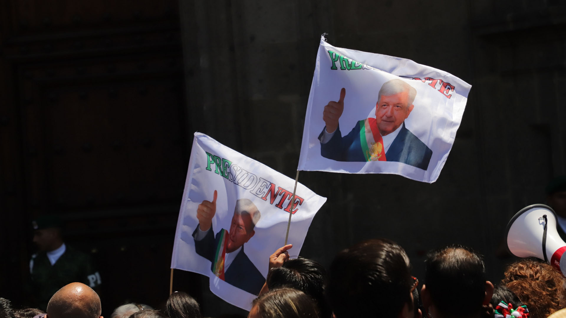 #Fotos Así se vivió el Informe de Gobierno de López Obrador - adeptos-de-amlo-afuera-de-palacio-nacional