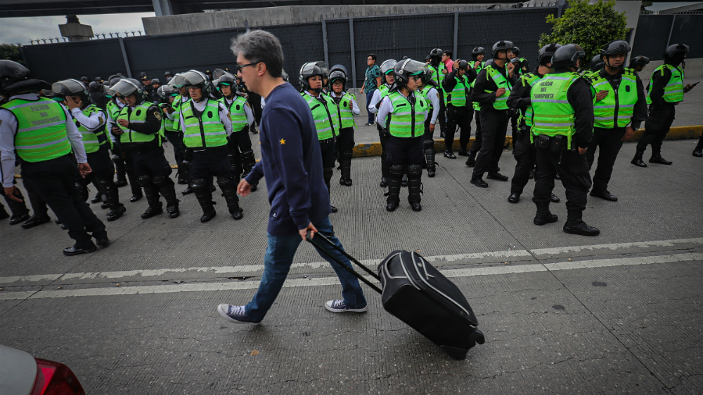 Implementan dispositivo de seguridad y vialidad por bloqueo en el AICM