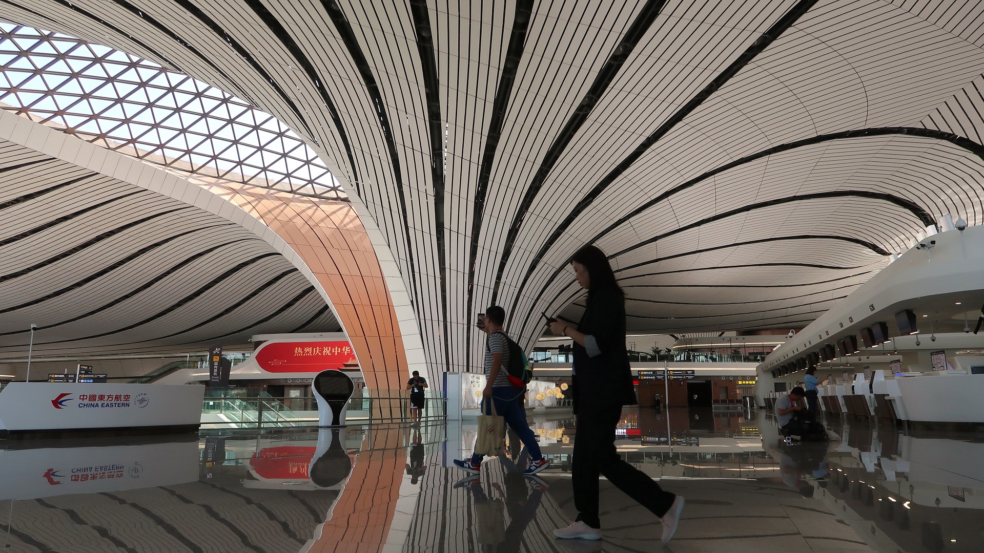 Inicia operaciones el nuevo mega aeropuerto internacional de China