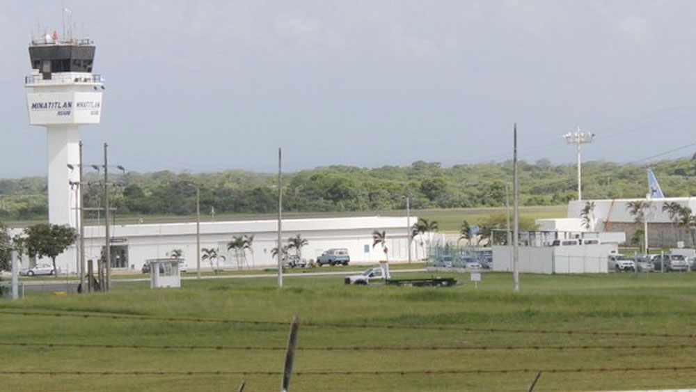 Avión privado aterriza de emergencia en aeropuerto de Minatitlán