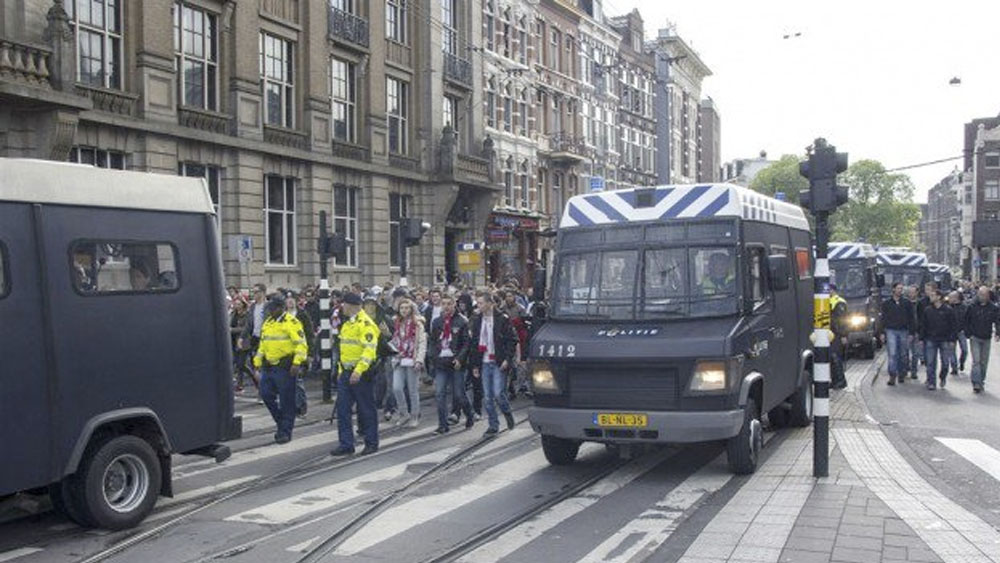 Detienen a aficionados del Lille por desórdenes públicos en Holanda