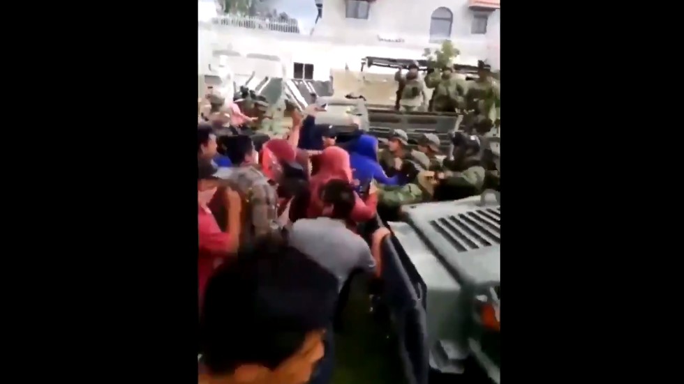 Pobladores de Acajete agreden a militares al intentar recuperar bodega