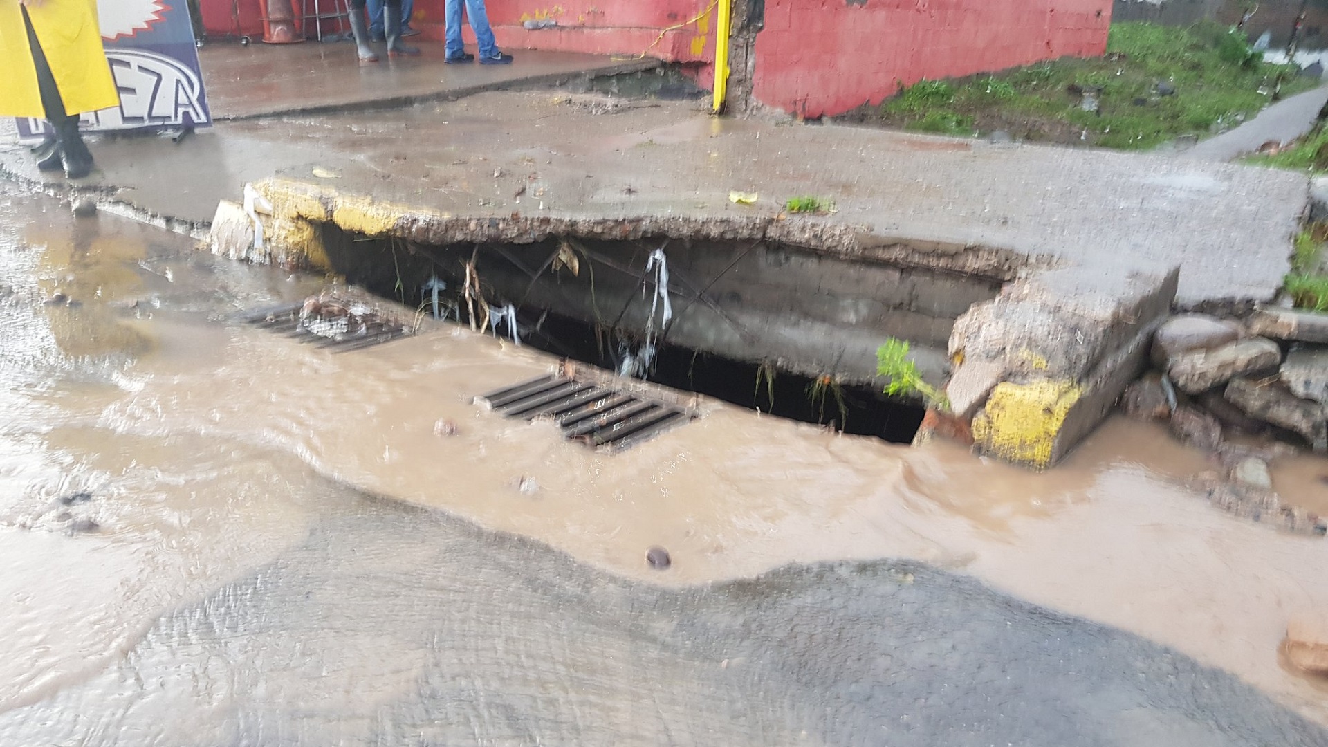 Encuentran cadáver de mujer que cayó en una alcantarilla de Culiacán, Sinaloa - alcantarilla-por-la-que-cayo-alejandra