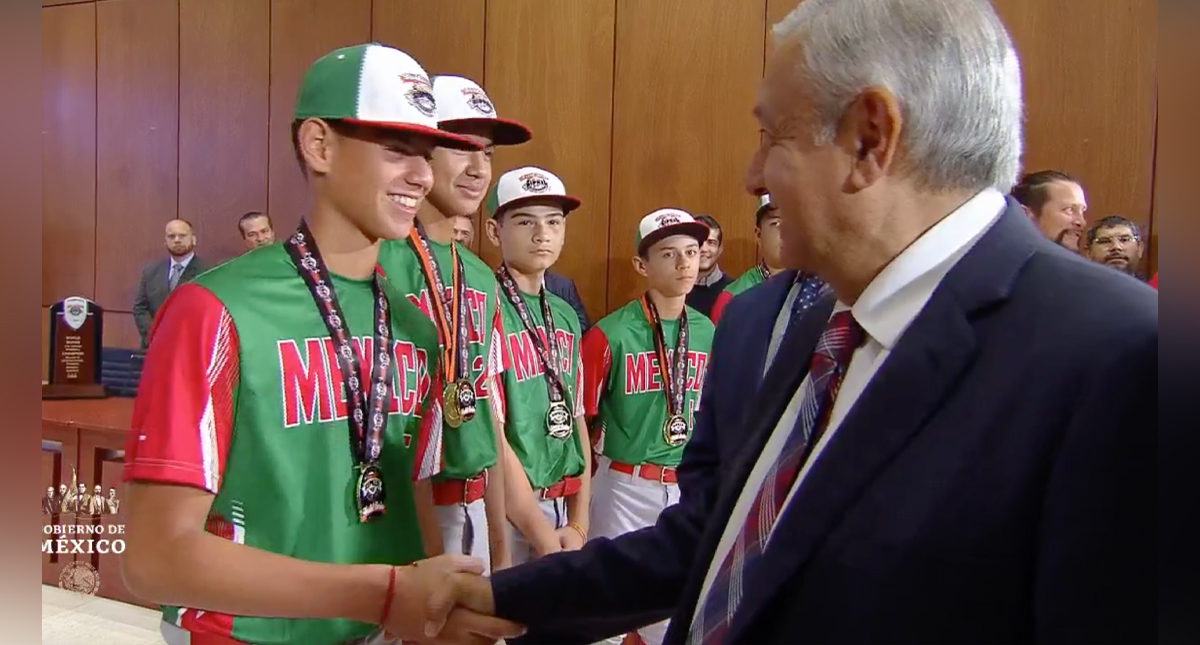López Obrador recibe en Palacio Nacional a la Selección Nacional Infantil de Béisbol