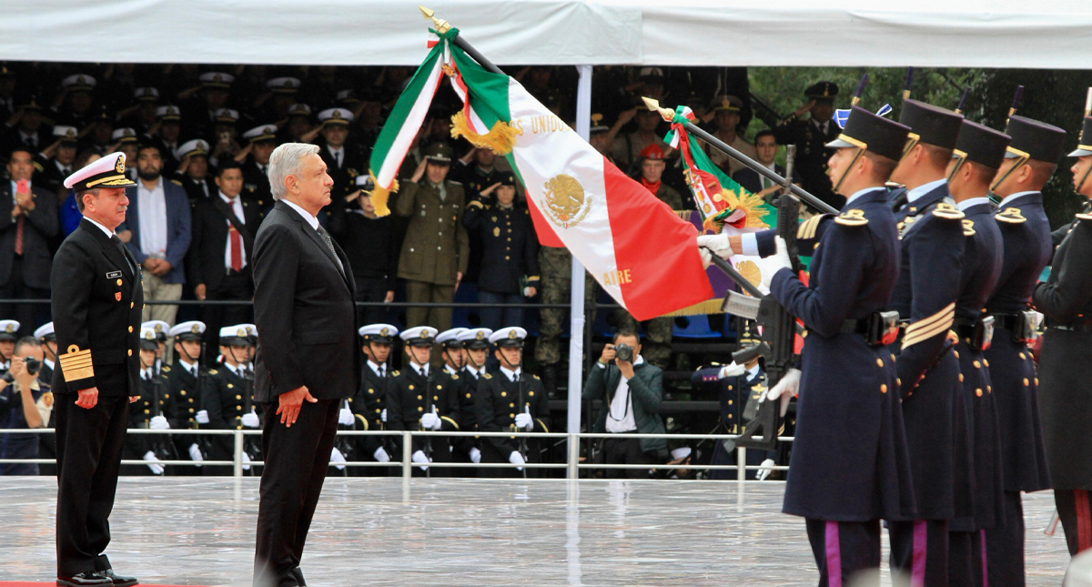 López Obrador monta guardia de honor en Monumento a los Niños Héroes