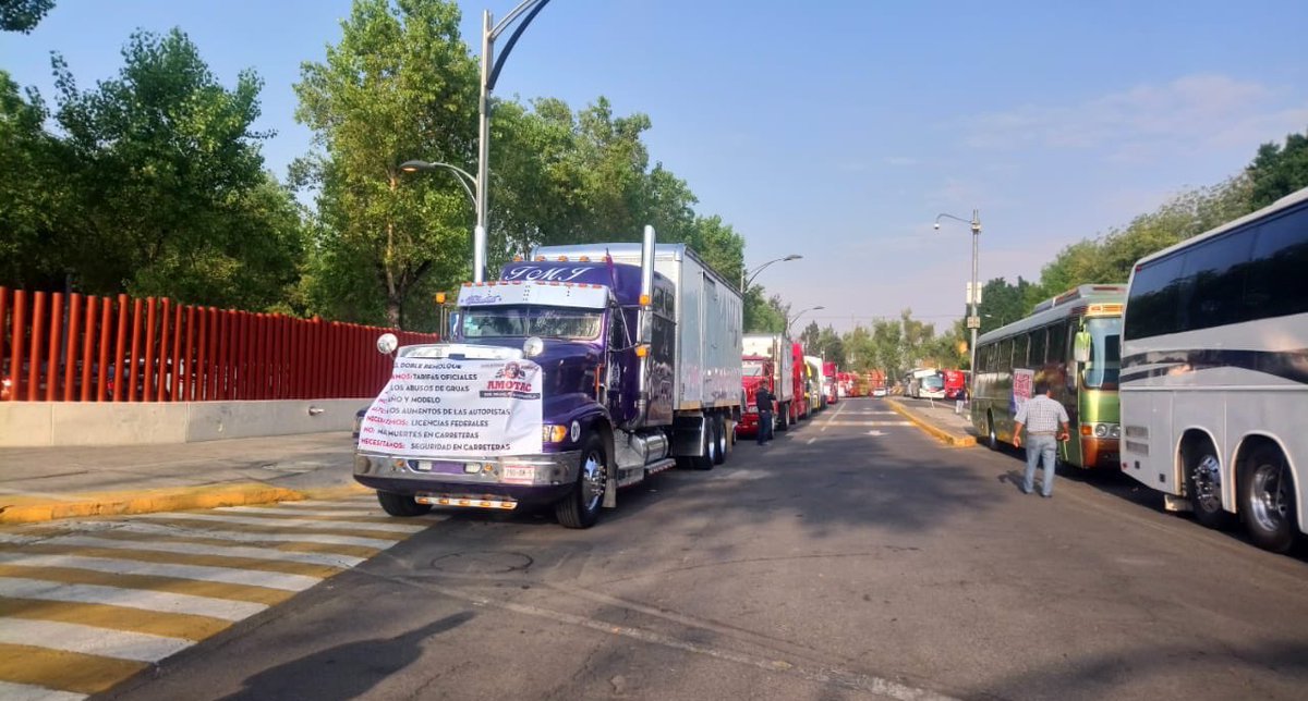Transportistas protestan en San Lázaro; exigen mayor seguridad en carreteras