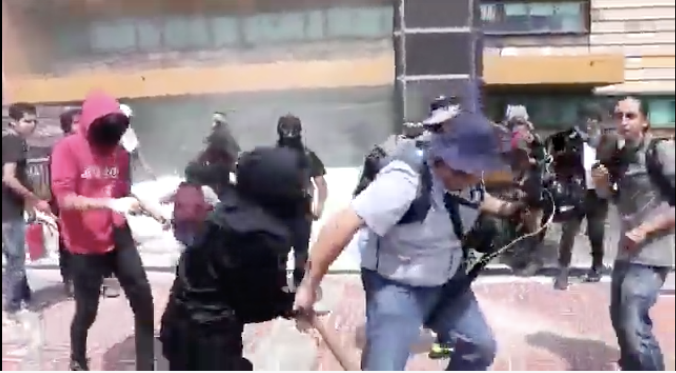 Así las agresiones por anarcos encapuchados en la Rectoría de la UNAM Así las agresiones por anarcos encapuchados en la Rectoría de la UNAM